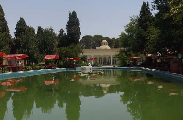 Jardin attenant au musée à Yazd