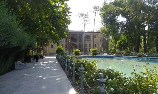 Jardins ombragés du Palace Hasht Behesht