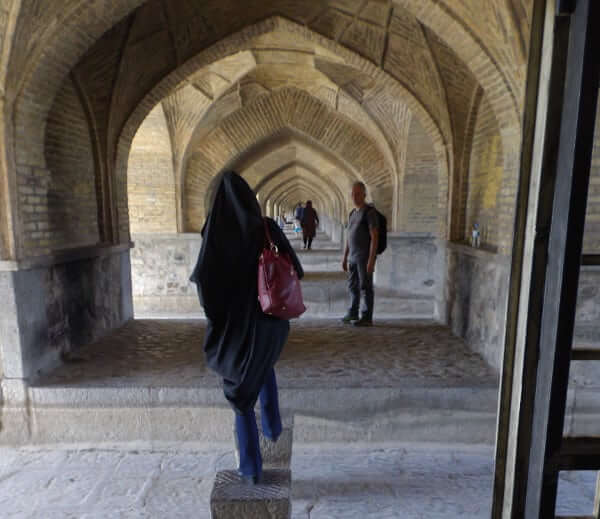 A cloche pied, sous les ponts d'Ispahan