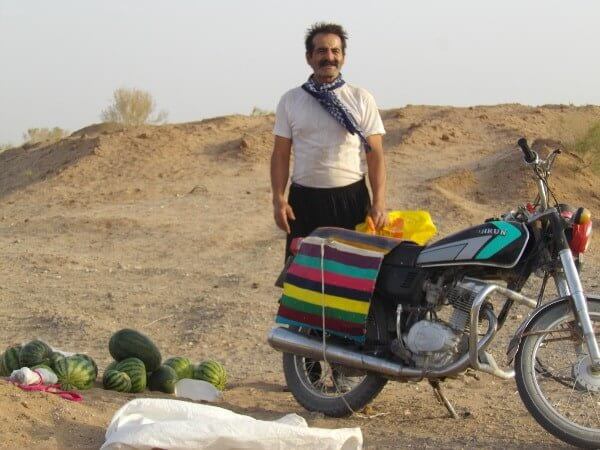 Cultivateur de pastèques dans le désert de Maranjab