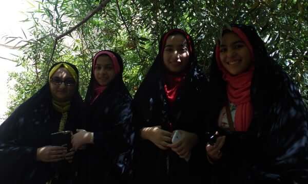 Meeting of young girls in the gardens of Bagh-e fin à Kashan 