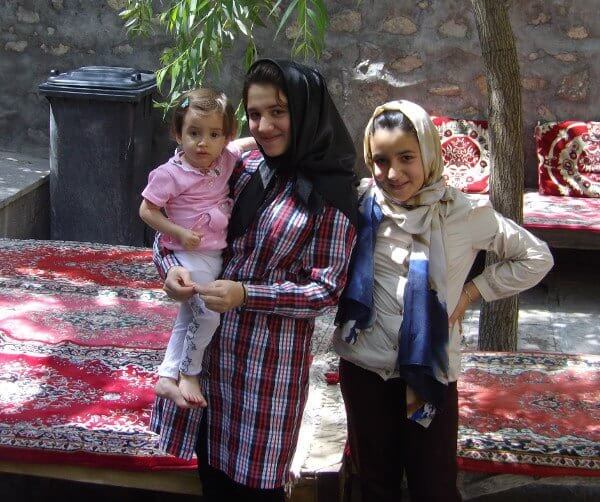 Meeting of young girls in the gardens of Bagh-e fin à Kashan 