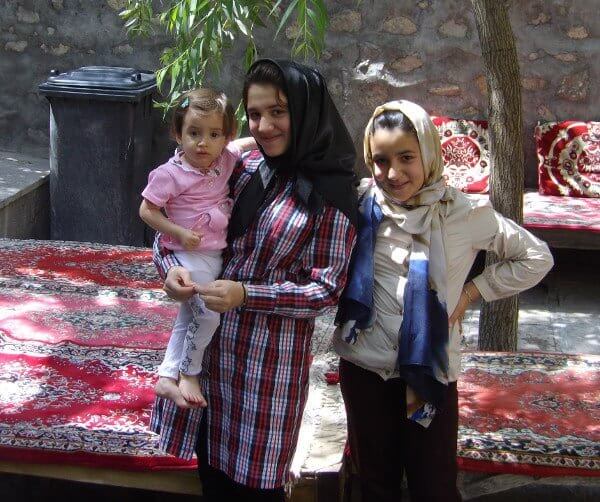 Rencontre de jeunes filles dans les Rencontre de jeunes filles dans les jardins de Bagh-e Fin à Kashan