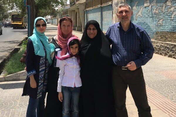 Rencontre d'une famille à Yazd au musée de l'eau