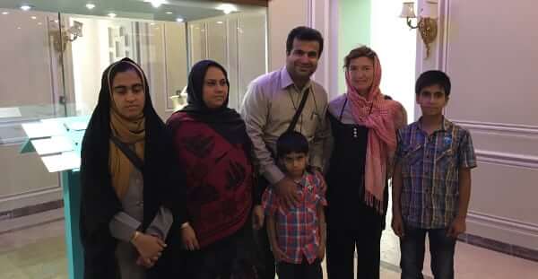Rencontre d'une famille à Yazd au musée